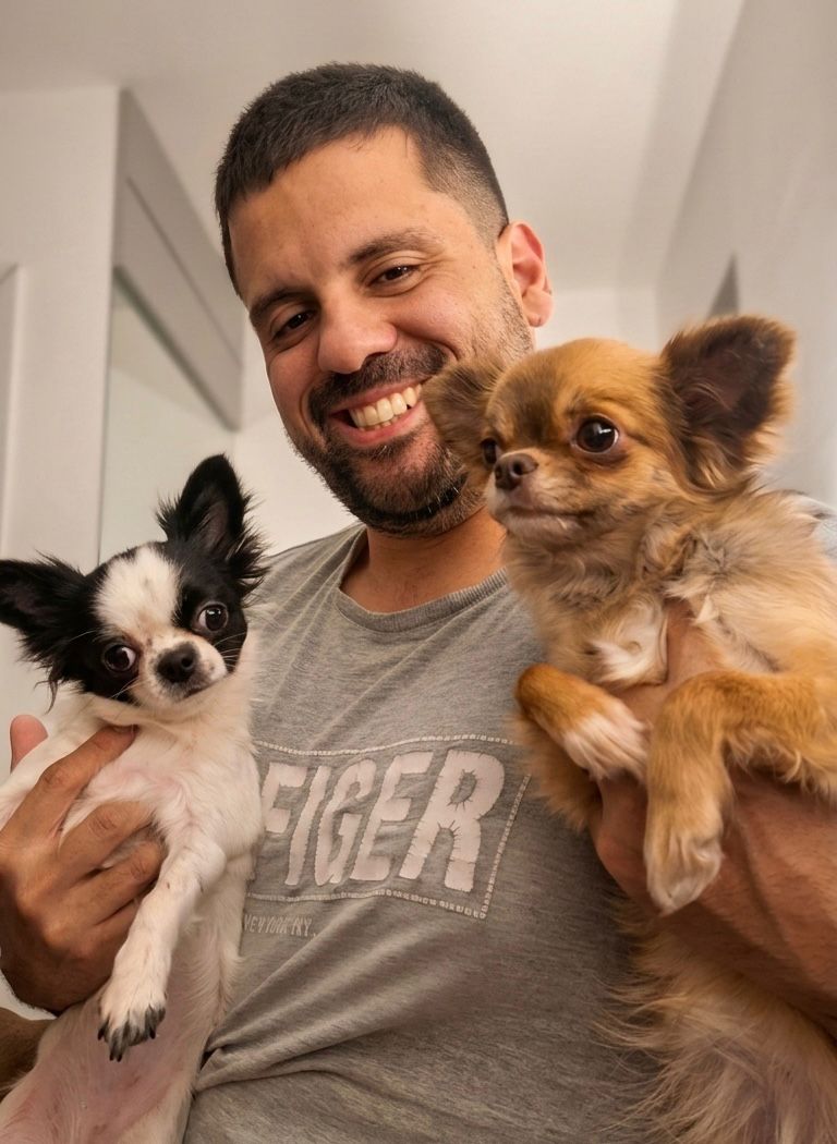 Guilherme com dois cães da família Ágape